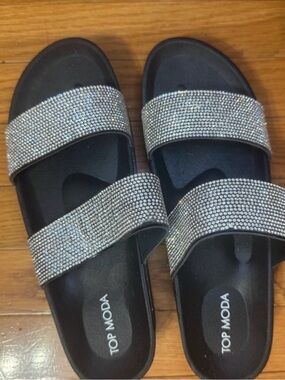 NWOT TOP Moda Women's Black Sandals with Silver Straps